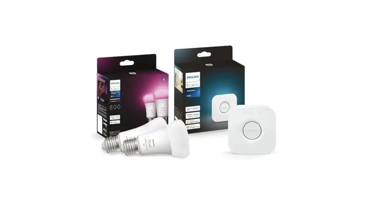 Sconto -23% su Philips Hue Starter Kit: 2 lampadine smart E27 + Hue Bridge con controllo vocale a 88,99€
