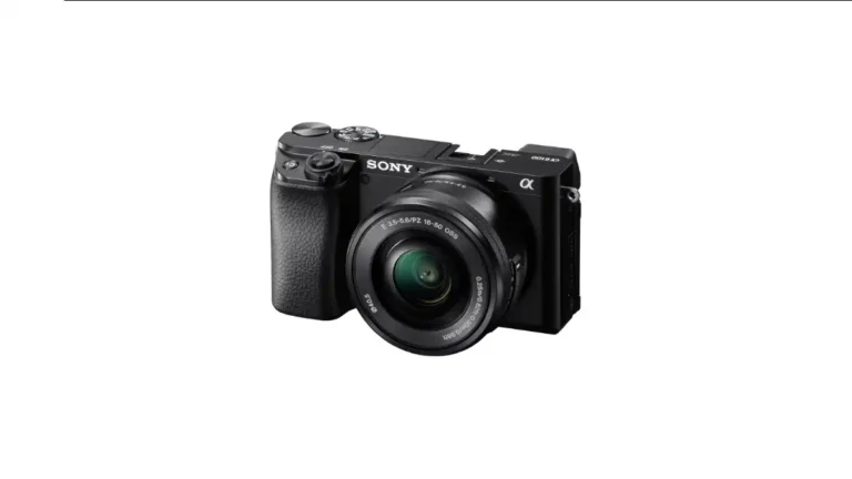Sconto -14%: Sony Alpha 6100 con ottica 16-50mm a 599€