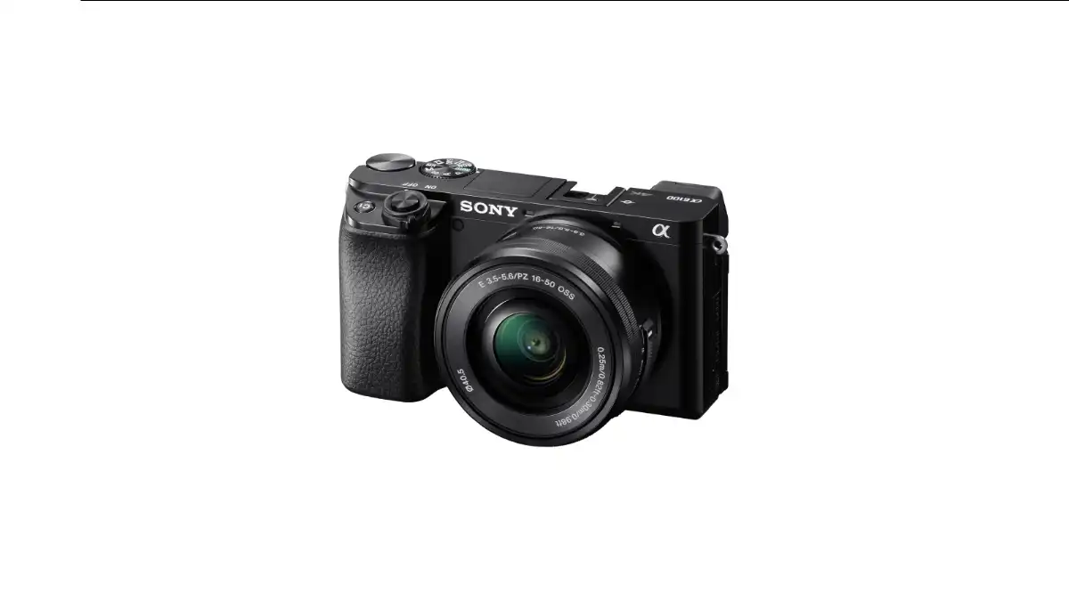 Sconto -14%: Sony Alpha 6100 con ottica 16-50mm a 599€